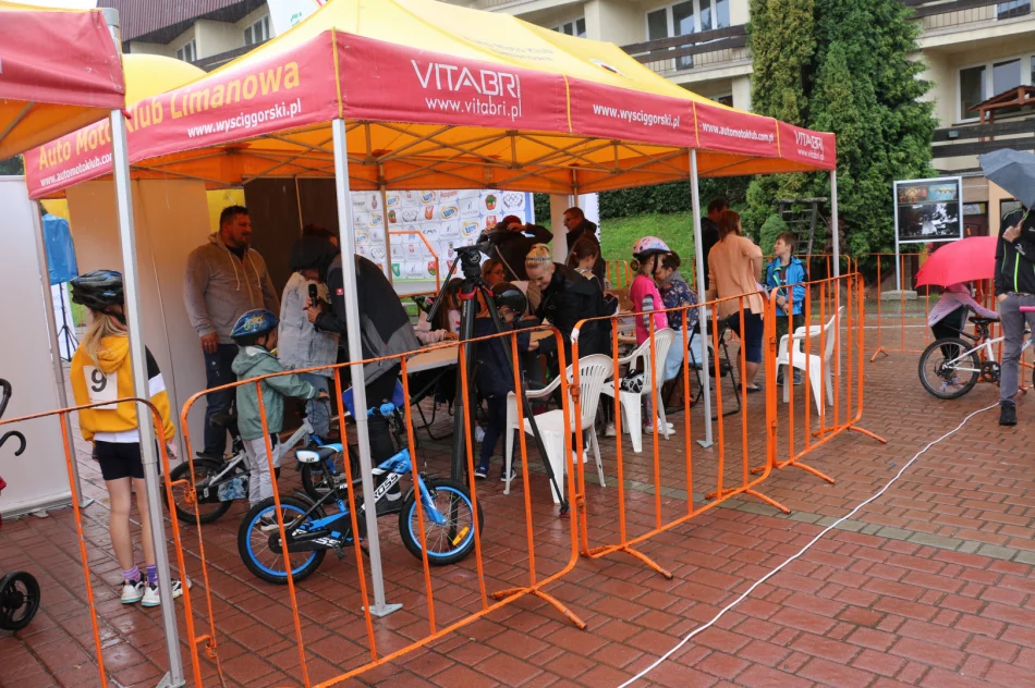 Pogoda nie odstraszyła młodych kolarzy – uczestników Mini Wyścigu Henryka Łasaka - zdjęcie 4