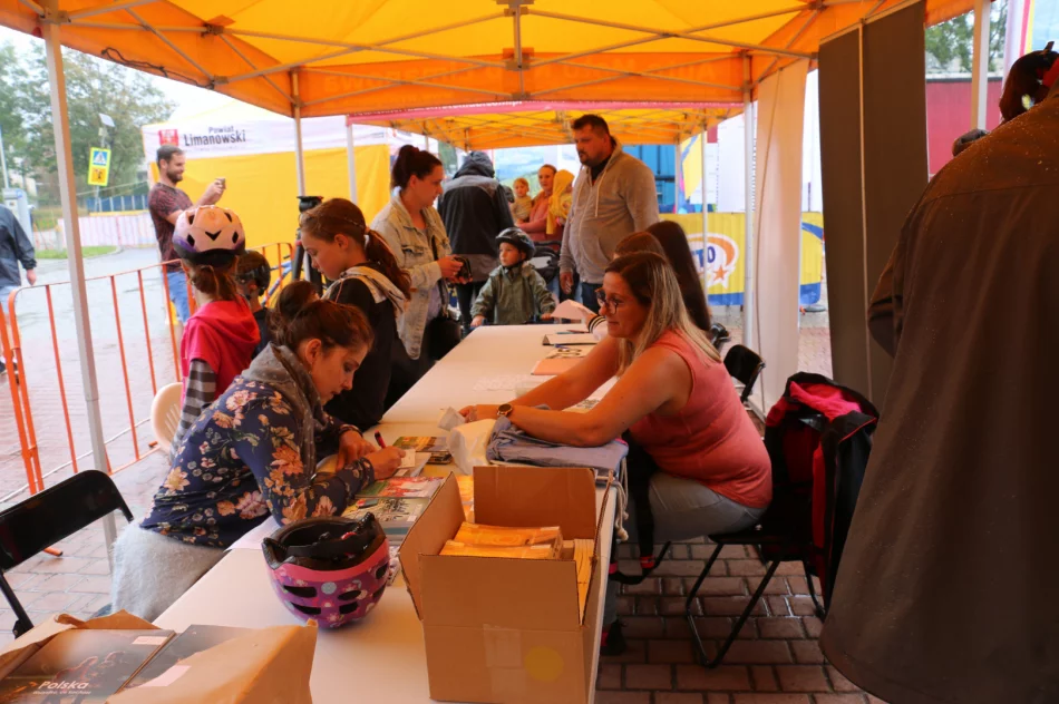 Pogoda nie odstraszyła młodych kolarzy – uczestników Mini Wyścigu Henryka Łasaka - zdjęcie 6