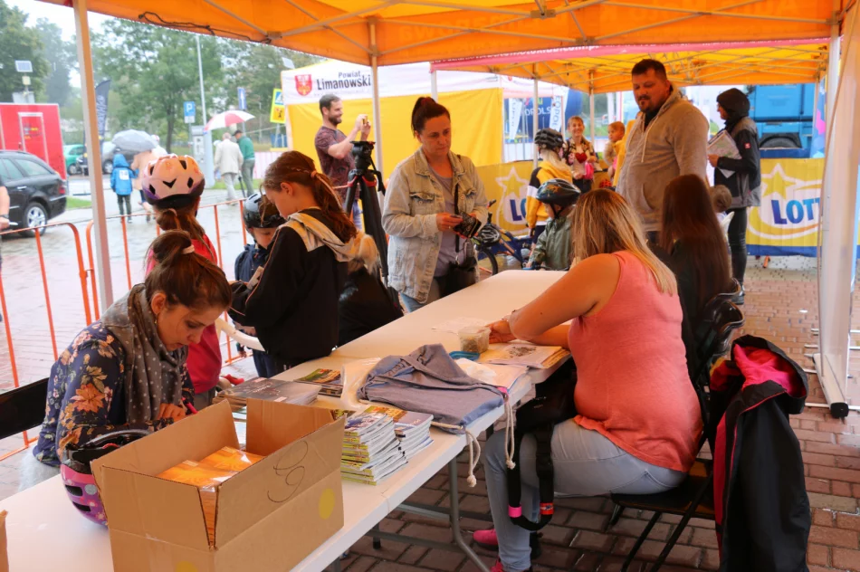 Pogoda nie odstraszyła młodych kolarzy – uczestników Mini Wyścigu Henryka Łasaka - zdjęcie 7