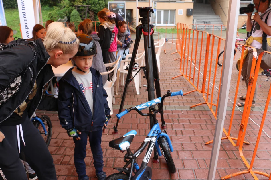Pogoda nie odstraszyła młodych kolarzy – uczestników Mini Wyścigu Henryka Łasaka - zdjęcie 12