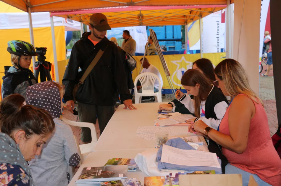 Pogoda nie odstraszyła młodych kolarzy – uczestników Mini Wyścigu Henryka Łasaka - zdjęcie 14