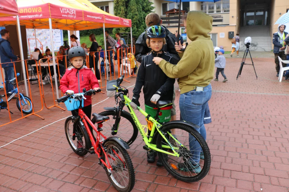 Pogoda nie odstraszyła młodych kolarzy – uczestników Mini Wyścigu Henryka Łasaka - zdjęcie 15