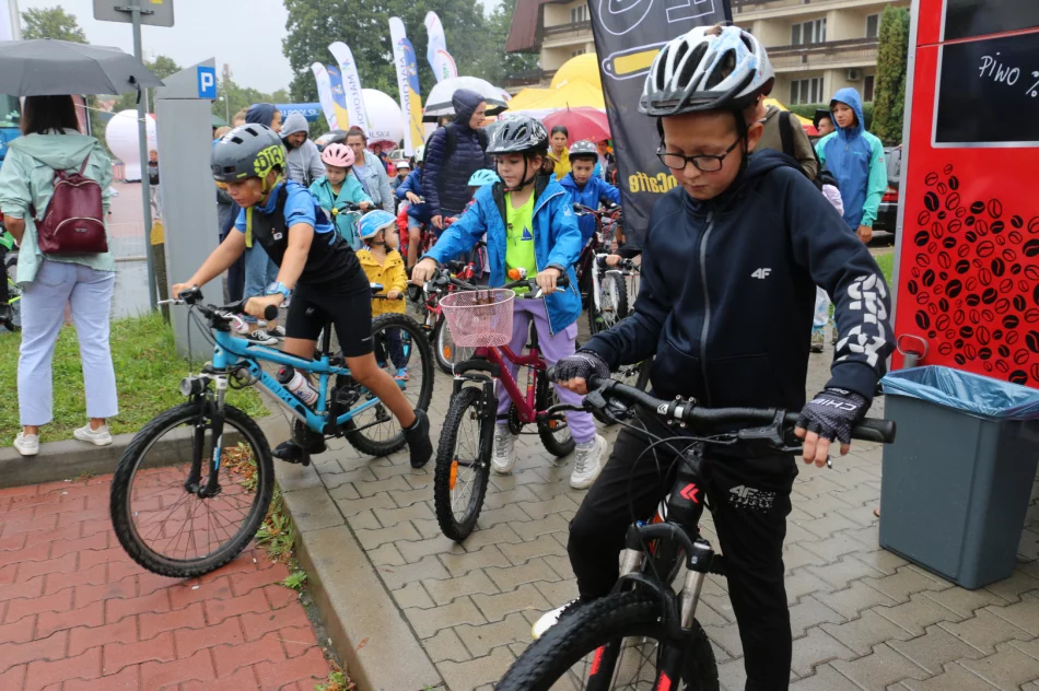 Pogoda nie odstraszyła młodych kolarzy – uczestników Mini Wyścigu Henryka Łasaka - zdjęcie 19