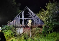 Pożar starego, drewnianego budynku - zdjęcie główne