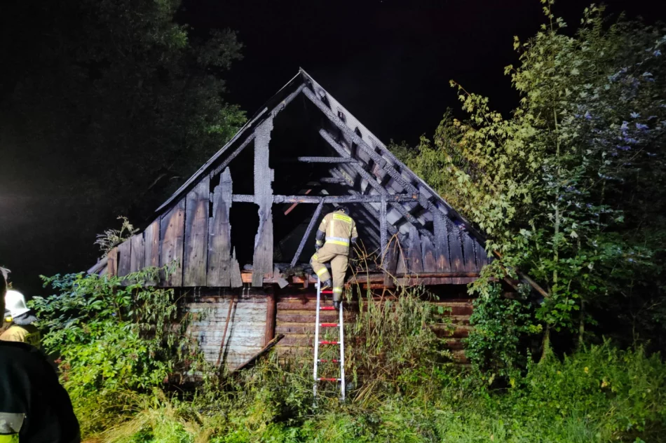 Pożar starego, drewnianego budynku - zdjęcie 4