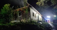 Pożar starego, drewnianego budynku - zdjęcie 5