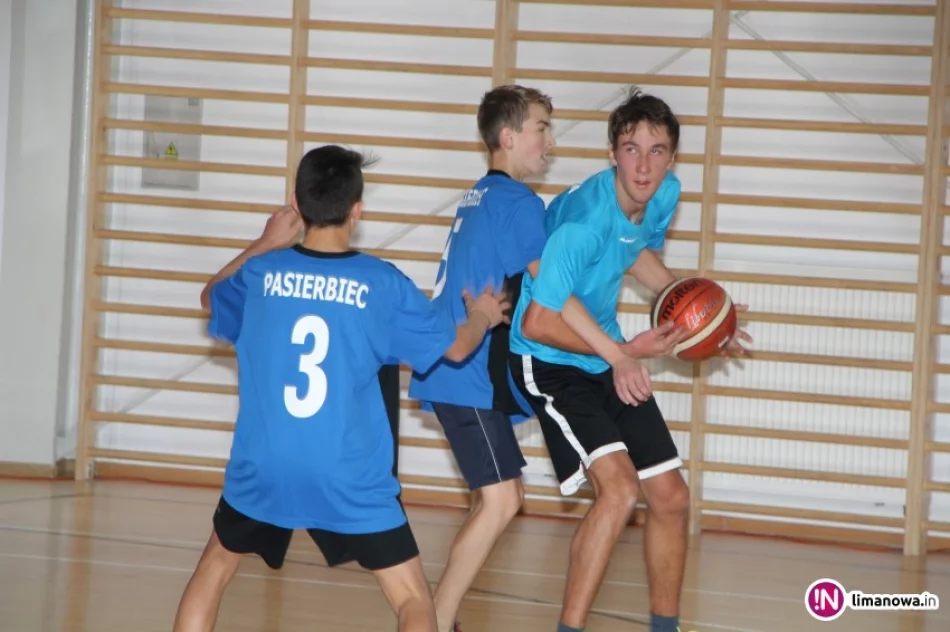 Gimnazjalisci ze Starej Wsi I Mistrzami Gminy w Koszykówce! - zdjęcie 3