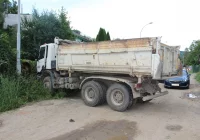 Zabrał ciężarówkę firmy z Limanowszczyzny; jeździł po ścieżce rowerowej i wpadł do rowu - zdjęcie główne