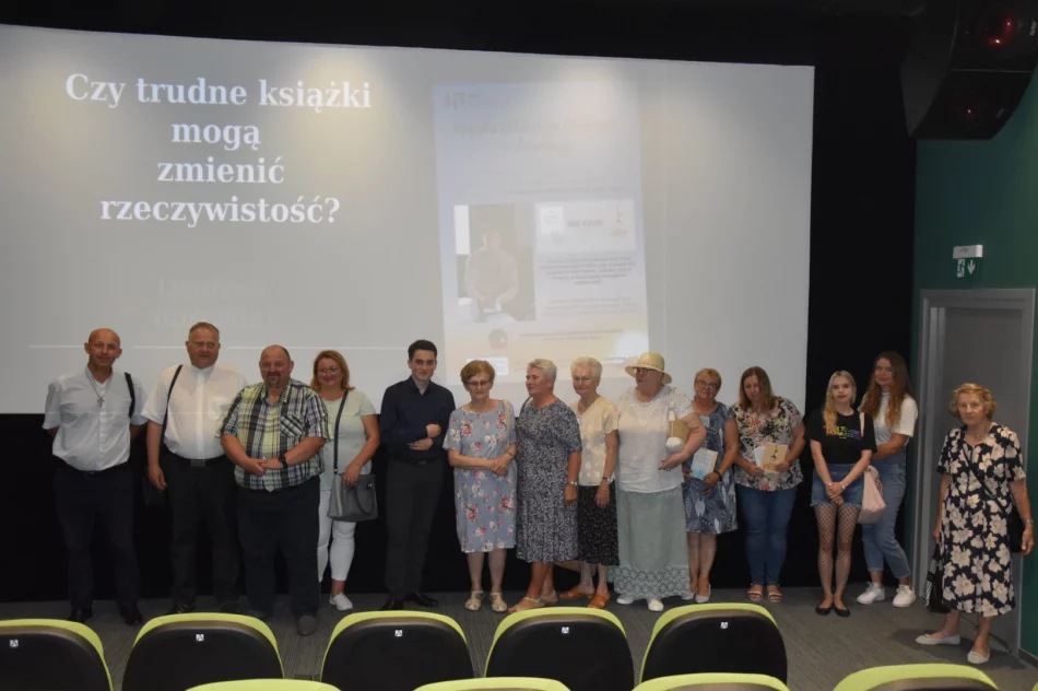 W Miejskiej Bibliotece Publicznej odbyło się spotkanie autorskie z Mateuszem Kęską - zdjęcie 2