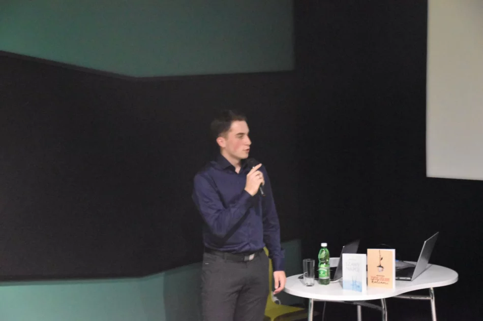 W Miejskiej Bibliotece Publicznej odbyło się spotkanie autorskie z Mateuszem Kęską - zdjęcie 3