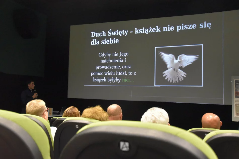 W Miejskiej Bibliotece Publicznej odbyło się spotkanie autorskie z Mateuszem Kęską - zdjęcie 7