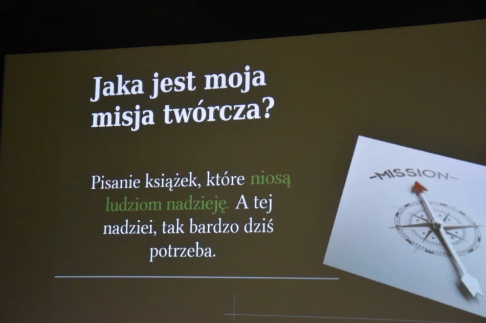 W Miejskiej Bibliotece Publicznej odbyło się spotkanie autorskie z Mateuszem Kęską - zdjęcie 8