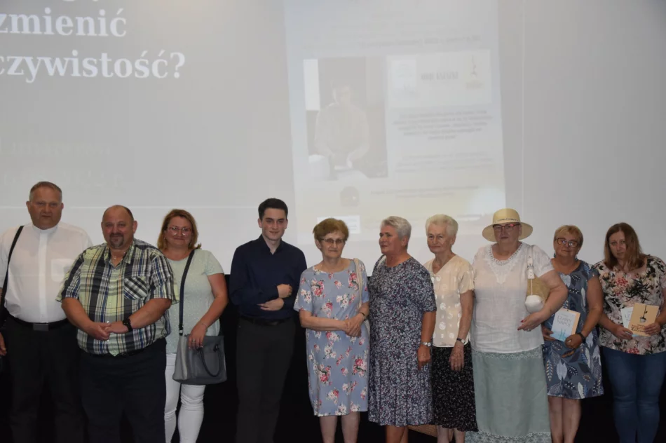 W Miejskiej Bibliotece Publicznej odbyło się spotkanie autorskie z Mateuszem Kęską - zdjęcie 9