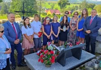 Uroczystość patriotyczna przy grobie por. Jana Wróbla w Męcinie - zdjęcie główne