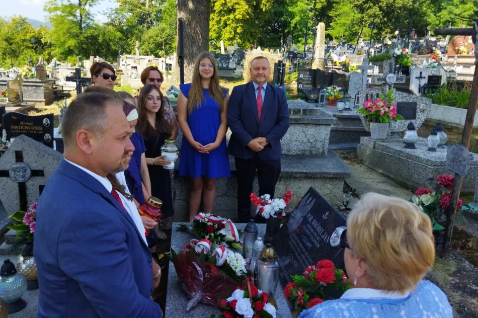 Uroczystość patriotyczna przy grobie por. Jana Wróbla w Męcinie - zdjęcie 2