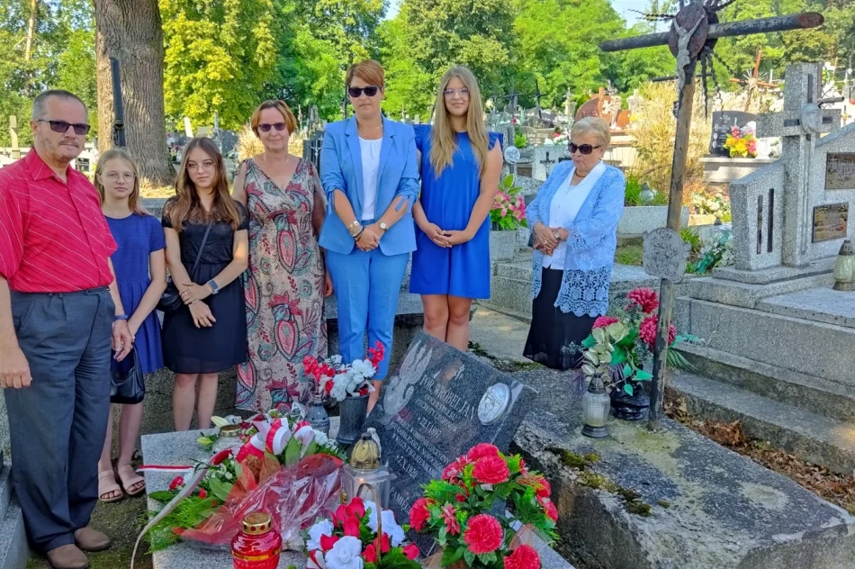 Uroczystość patriotyczna przy grobie por. Jana Wróbla w Męcinie - zdjęcie 3