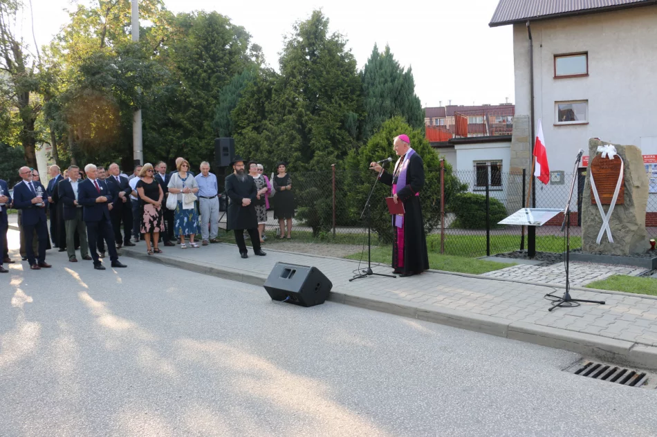 W 80. rocznicę likwidacji getta w Limanowej odsłonięto „Głaz pamięci” - zdjęcie 4