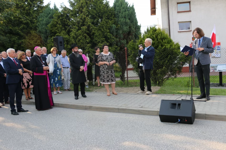 W 80. rocznicę likwidacji getta w Limanowej odsłonięto „Głaz pamięci” - zdjęcie 15