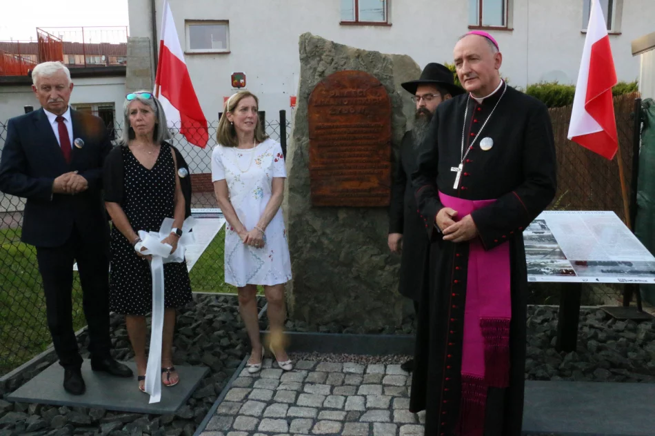 W 80. rocznicę likwidacji getta w Limanowej odsłonięto „Głaz pamięci” - zdjęcie 18