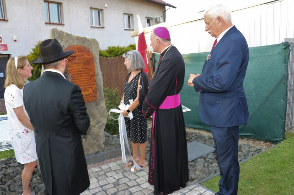 W 80. rocznicę likwidacji getta w Limanowej odsłonięto „Głaz pamięci” - zdjęcie 19