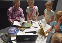 Młodzi czytelnicy spotkali się z autorem książek dla dzieci Marcinem Koziołem - zdjęcie główne