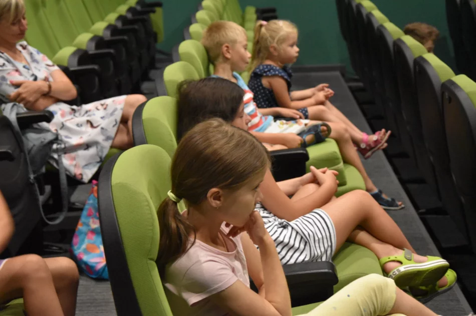 Młodzi czytelnicy spotkali się z autorem książek dla dzieci Marcinem Koziołem - zdjęcie 3