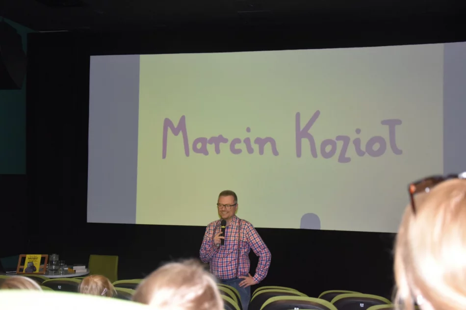 Młodzi czytelnicy spotkali się z autorem książek dla dzieci Marcinem Koziołem - zdjęcie 5