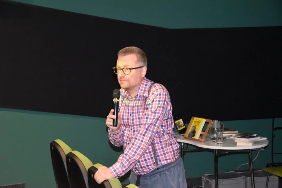 Młodzi czytelnicy spotkali się z autorem książek dla dzieci Marcinem Koziołem - zdjęcie 7