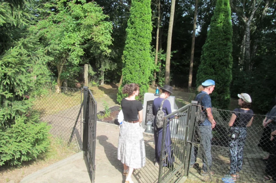 Potomkowie jedynej ocalałej przyjechali na miejsce niemieckiej zbrodni - zdjęcie 2