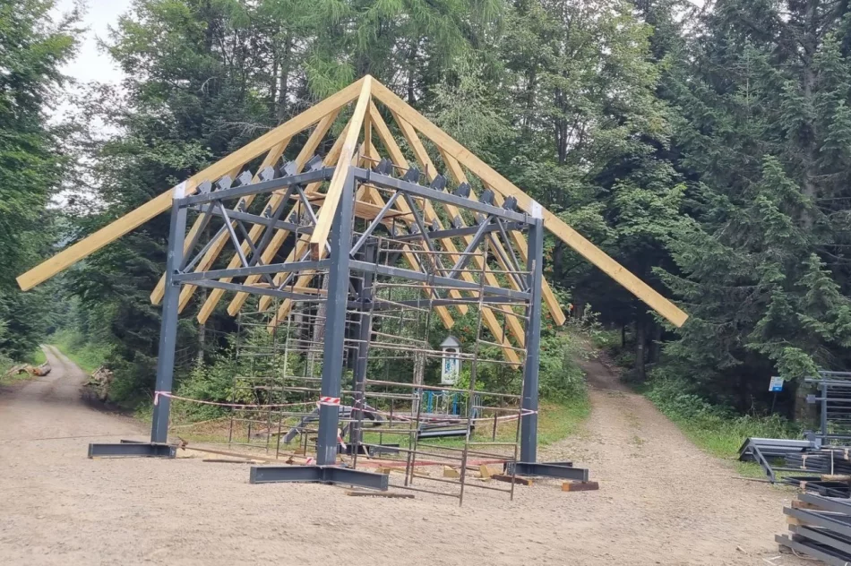 Budowa na szczycie trwa. Kolejne transporty śmigłowcem - zdjęcie 4