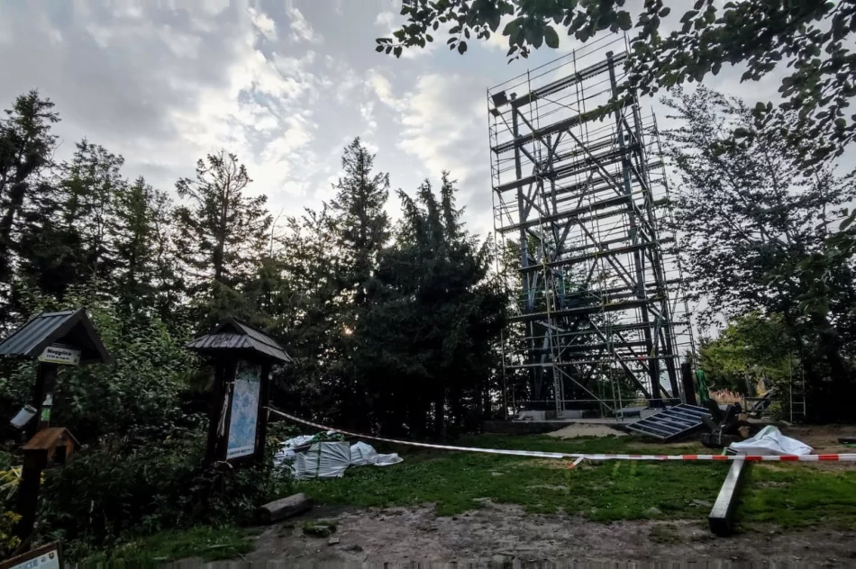 Budowa na szczycie trwa. Kolejne transporty śmigłowcem - zdjęcie 3