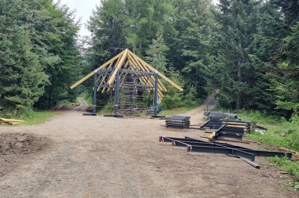 Budowa na szczycie trwa. Kolejne transporty śmigłowcem - zdjęcie 5