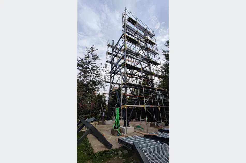 Budowa na szczycie trwa. Kolejne transporty śmigłowcem - zdjęcie 2