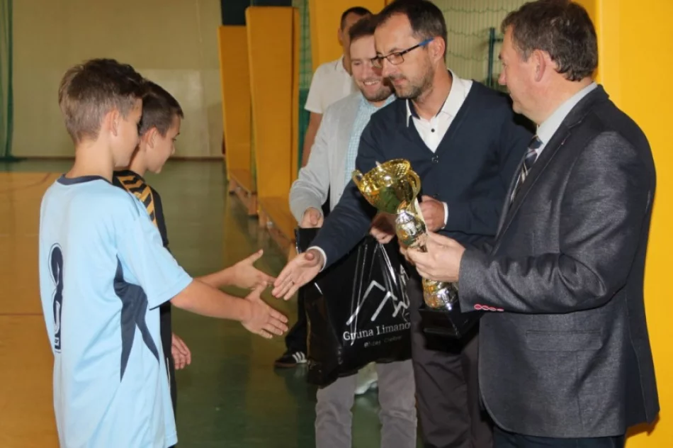 Chłopcy z Siekierczyny Mistrzami Halowej Piłki Nożnej! - zdjęcie 4