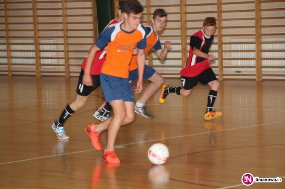 Gimnazjaliści ze Starej Wsi I Mistrzami Gminy w Halowej Piłce Nożnej! - zdjęcie 2