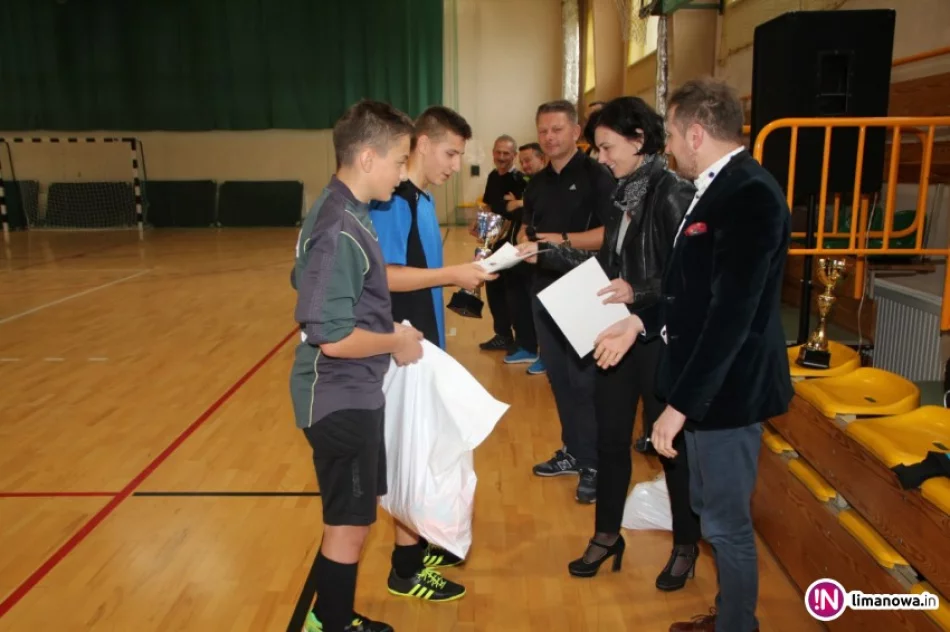 Gimnazjaliści ze Starej Wsi I Mistrzami Gminy w Halowej Piłce Nożnej! - zdjęcie 3