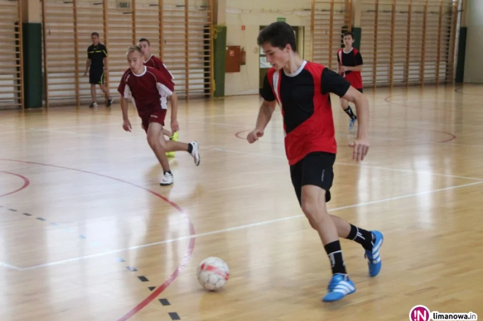 Gimnazjaliści ze Starej Wsi I Mistrzami Gminy w Halowej Piłce Nożnej! - zdjęcie 4