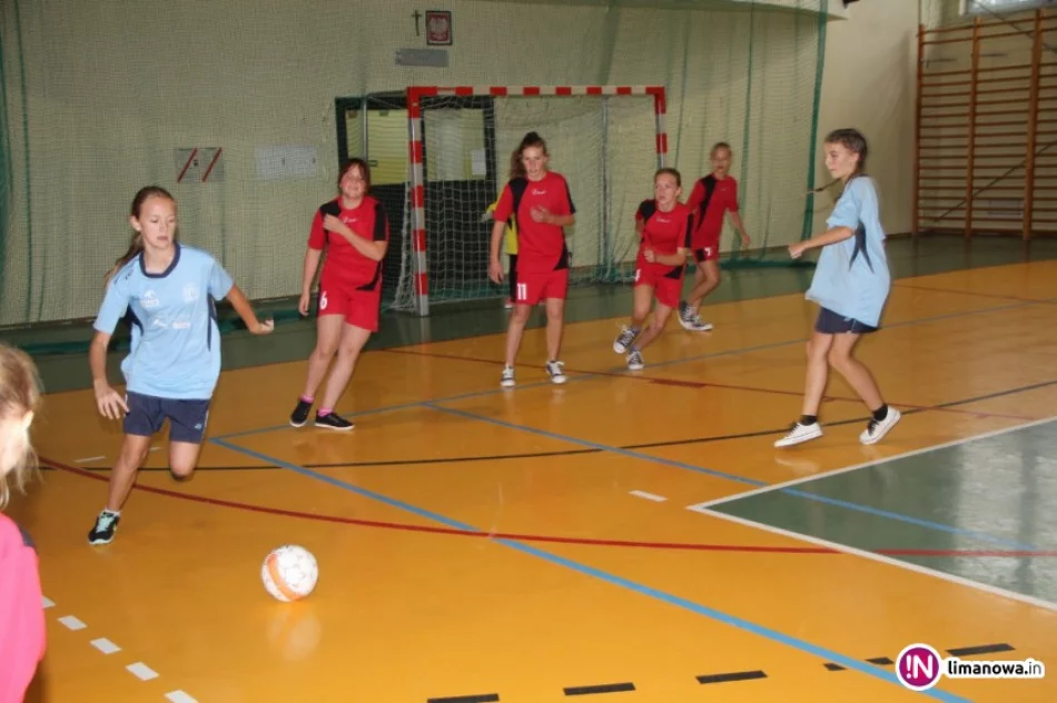 Dziewczęta z Mordarki znów najlepsze w Halowej Piłce Nożnej! - zdjęcie 2