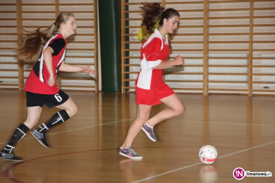 Gimnazjalistki z Mordarki Mistrzyniami Gminy w Halowej Piłce Nożnej! - zdjęcie 2