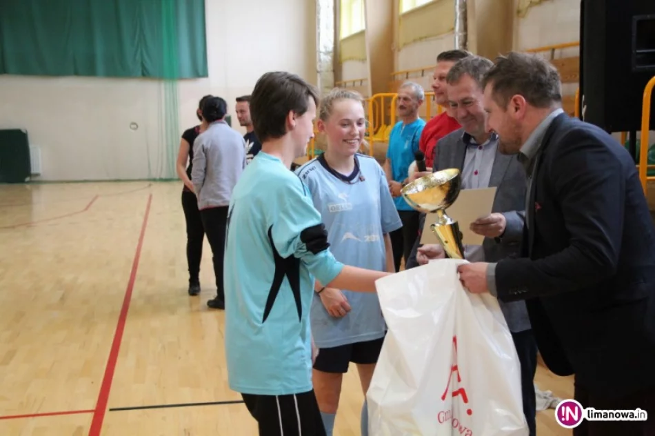 Gimnazjalistki z Mordarki Mistrzyniami Gminy w Halowej Piłce Nożnej! - zdjęcie 3