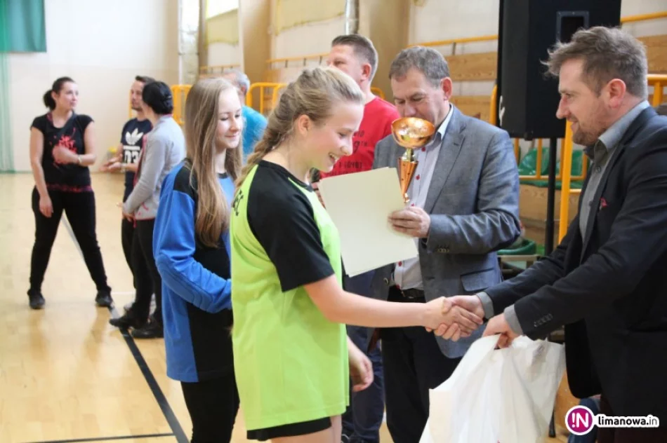 Gimnazjalistki z Mordarki Mistrzyniami Gminy w Halowej Piłce Nożnej! - zdjęcie 4