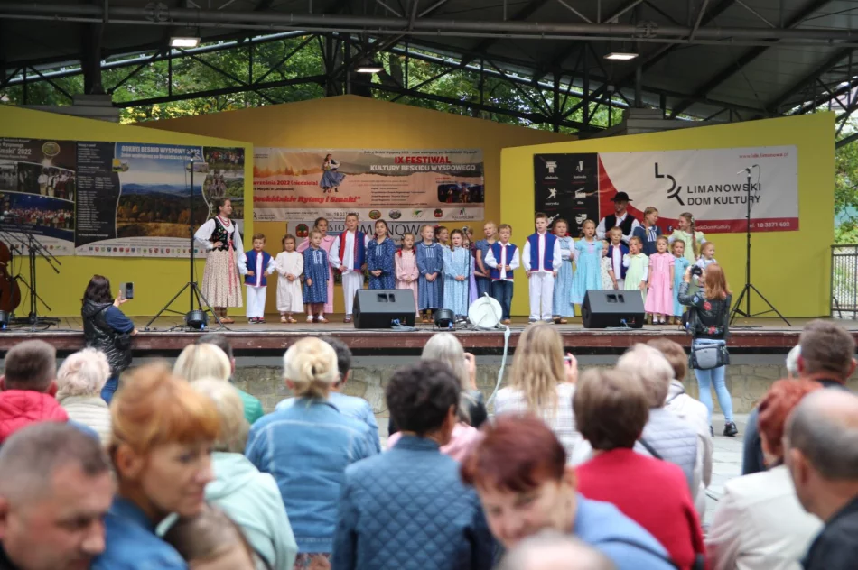 Było kolorowo, tanecznie, smacznie i wesoło - zdjęcie 2