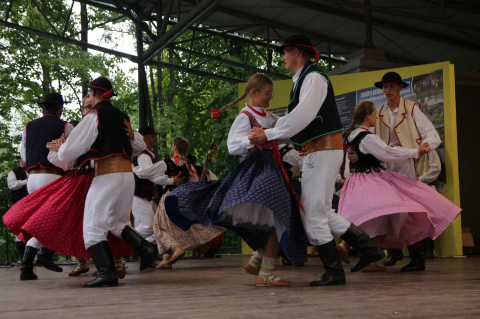 Było kolorowo, tanecznie, smacznie i wesoło - zdjęcie 3