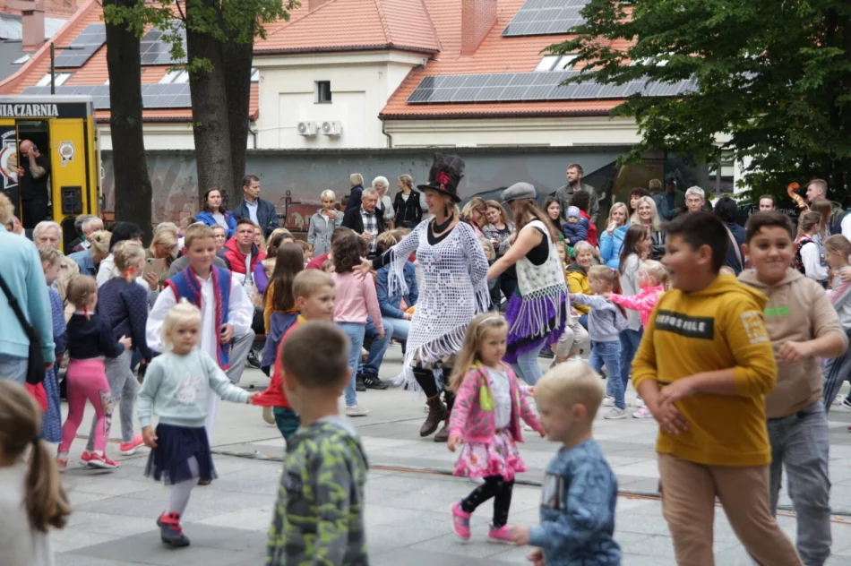 Było kolorowo, tanecznie, smacznie i wesoło - zdjęcie 4
