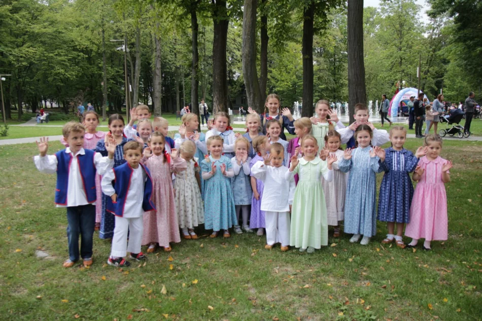 Było kolorowo, tanecznie, smacznie i wesoło - zdjęcie 9