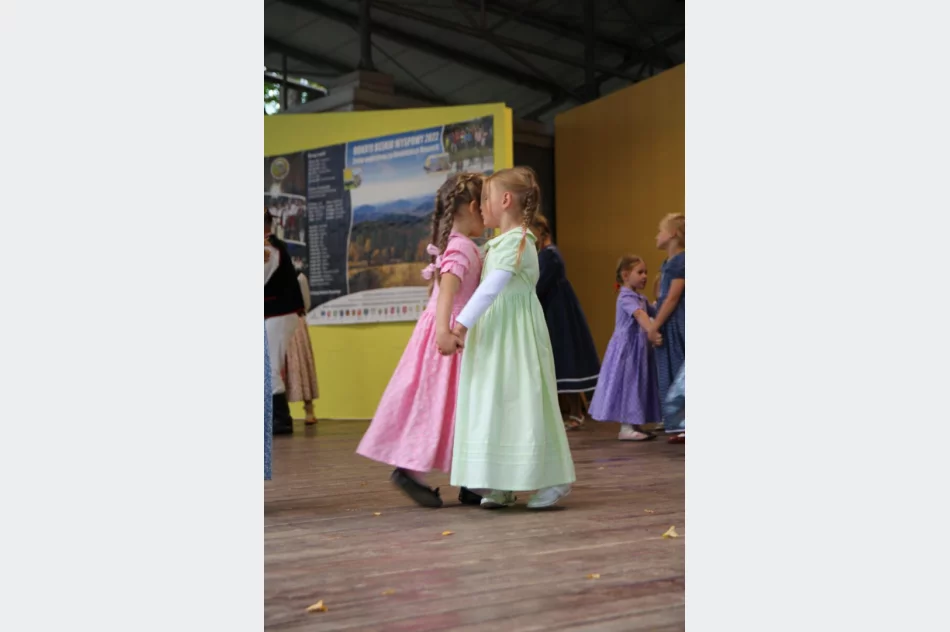 Było kolorowo, tanecznie, smacznie i wesoło - zdjęcie 14