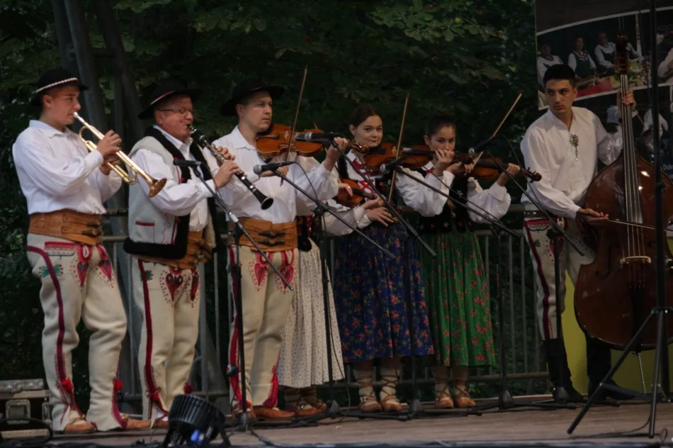 Było kolorowo, tanecznie, smacznie i wesoło - zdjęcie 15