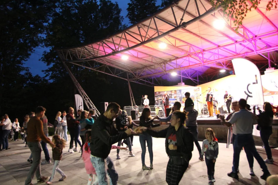 Było kolorowo, tanecznie, smacznie i wesoło - zdjęcie 18