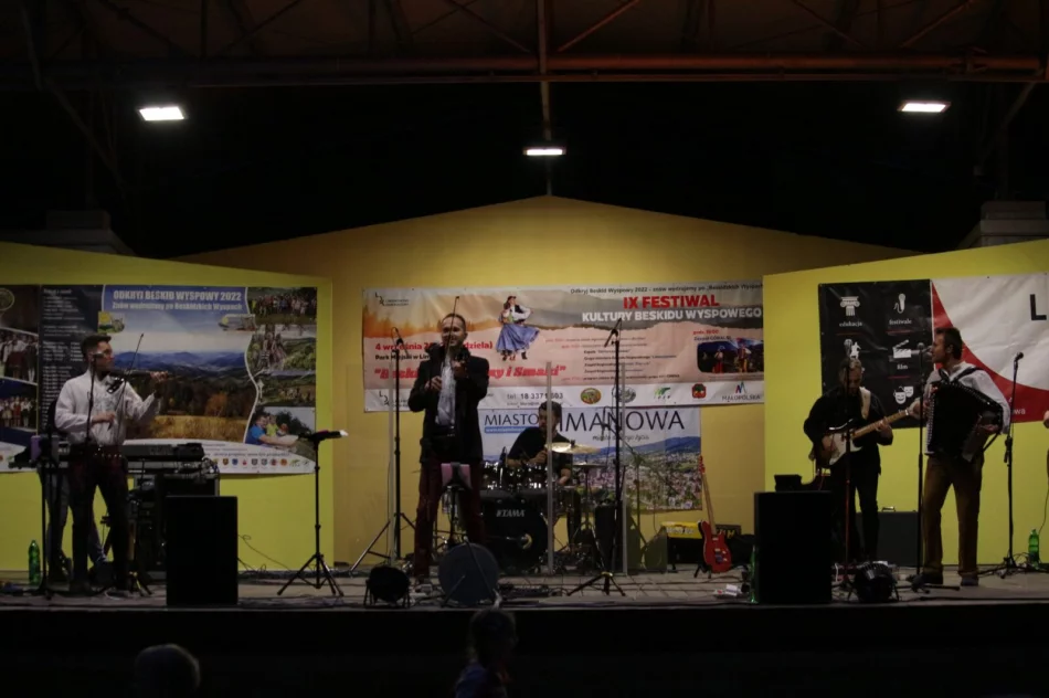 Było kolorowo, tanecznie, smacznie i wesoło - zdjęcie 19