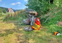 Mężczyzna przygnieciony przez ciągnik, wezwano LPR - zdjęcie główne